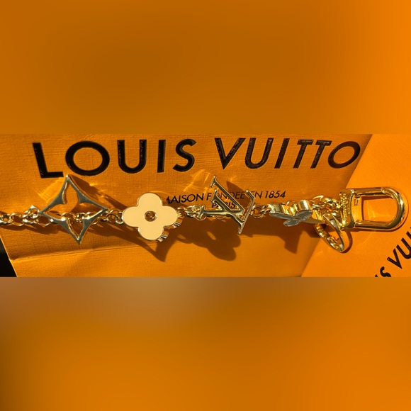 ✨❣️NWOT AUTHENTIC LOUIS VUITTON KEYCHAIN/CHARM! Beautiful!✨❣️ - Picture 13 of 13